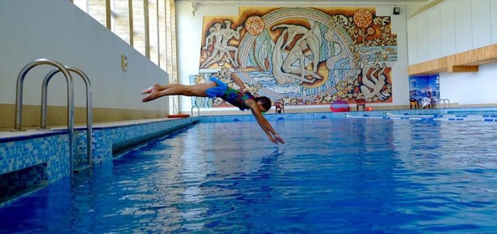 Басейн в готельно-оздоровчому комплексі «Жива Вода». Знижки на готелі в Карпатах. Бронювати номер зі знижкою. Недорогий відпочинок в Карпатах.