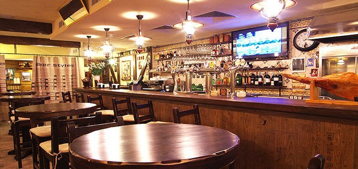 The interior of the restaurant «Black pig». Discounts on all dishes