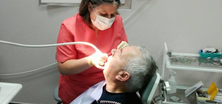 Лікування карієсу з установкою фотополімерних пломб в стоматологічному кабінеті доктора Бондарук зі знижкою
