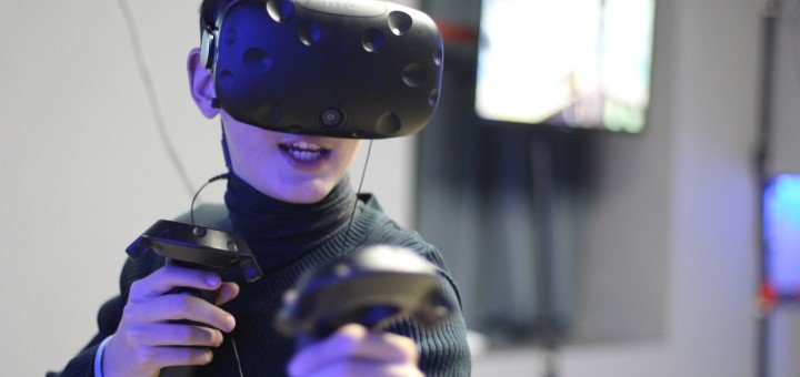 VR helmet for rent at the MirVR club in Odessa. Pay according to the promotion.4