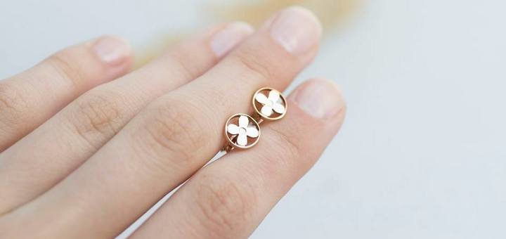 Gold earrings in the onyx store. buy gold earrings for promotion