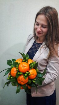 Букеты из фруктов и цветов от студии флористики «Istoriya Koxannya» в Днепре. Заказать со скидкой.