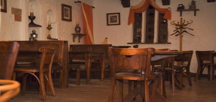 The hall of the restaurant "Osteria Pantagruel". Book a table at a discount