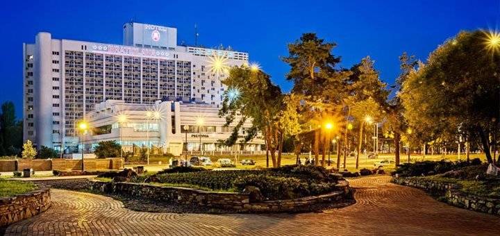 Hotel "Bratislava" in Kiev. Book a room at a discount. Hotels in Kiev near the metro.