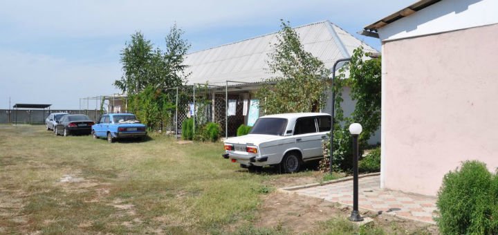 Парковка на базе отдыха «Марина» в Приморске. Бронируйте номера по акции.