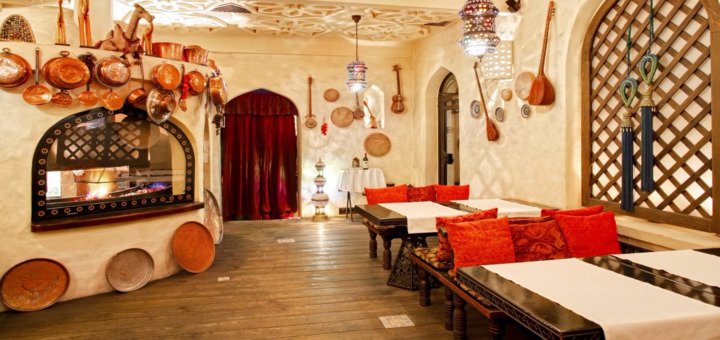 The hall of the restaurant "Caravan". Visit at a discount
