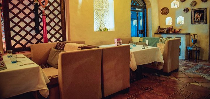 The hall of the restaurant "Caravan". Visit at a discount