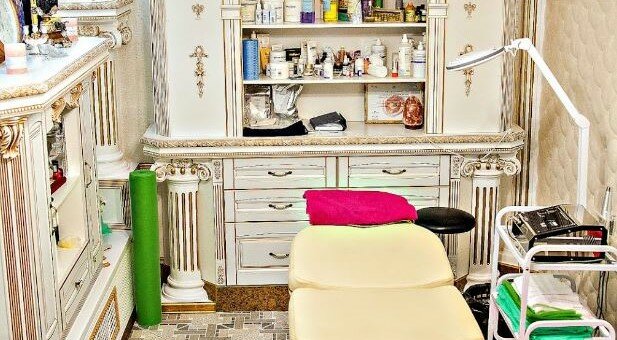 Women&#39;s haircut with a discount in the beauty studio sun paradise kherson