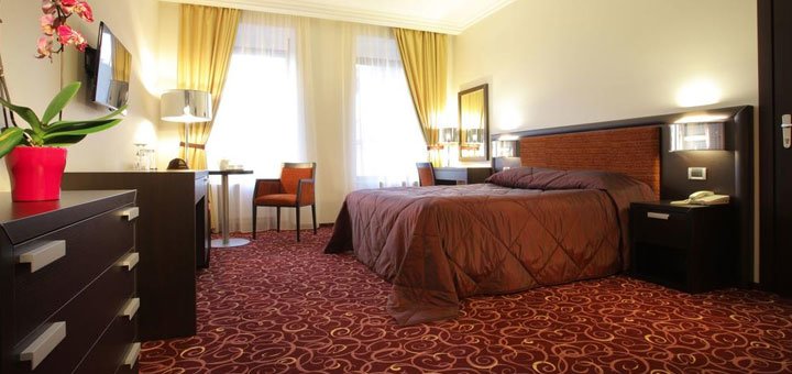 Номер в отеле «Отель Менора». «Menorah Hotel» в Днепре. Забронировать номер со скидкой. Отеди в центре Днепра.