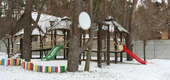 Детская площадка на базе отдыха «Сосновый бор» в поселке Кировское Днепровской области. Посетите базу отдыха по акции.