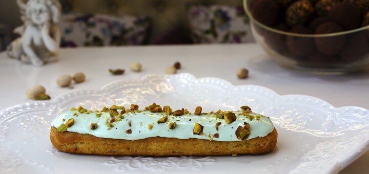 Фруктовые эклеры в кафе-кондитерской «Madlen Cafe» в Киеве. Заказать по скидке.
