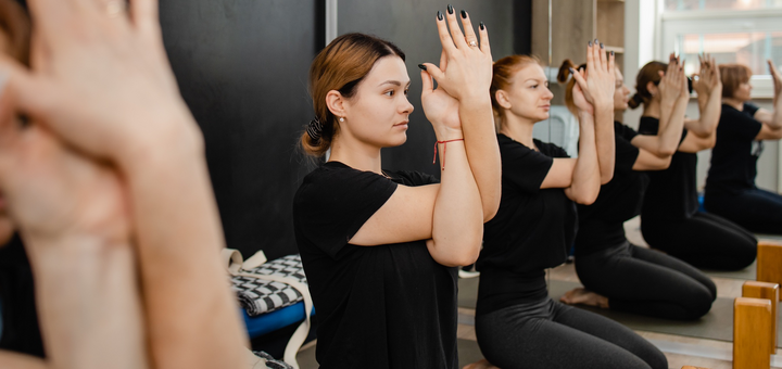 Женская йога в студии «YogaDome» в Одессе. Записывайтесь на йогу для женщин по скидке.