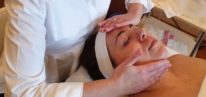 Коригувальний масаж обличчя в салоні «Діксон» в Харкові. Записатися на процедуру по знижці.