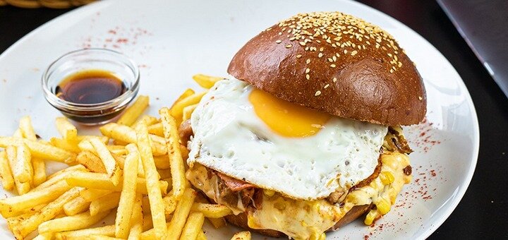 Бургери та картопля фрі в ресторані «Diner» у Києві. Замовити зі знижкою.