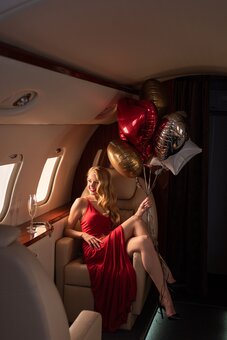 Фотосессия в самолете в подарок на день рождения от «SkyJetStudio» в Киеве. Записаться по акции.