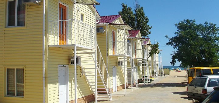 Двухэтажные коттеджи  на базе отдыха Карпаты в Затоке. Бронируйте номера по скидке.