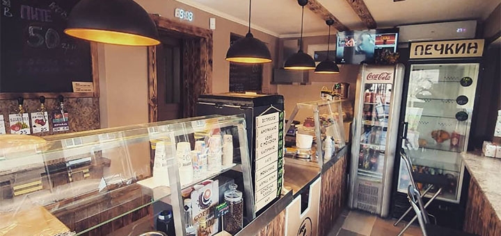Takeaway dishes at the Pechkin grill bar in Zaporozhye.