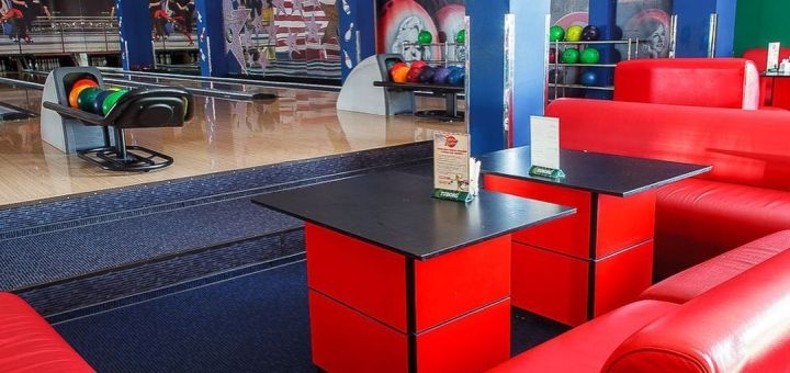 Bowling and billiards at Melrose Restaurant