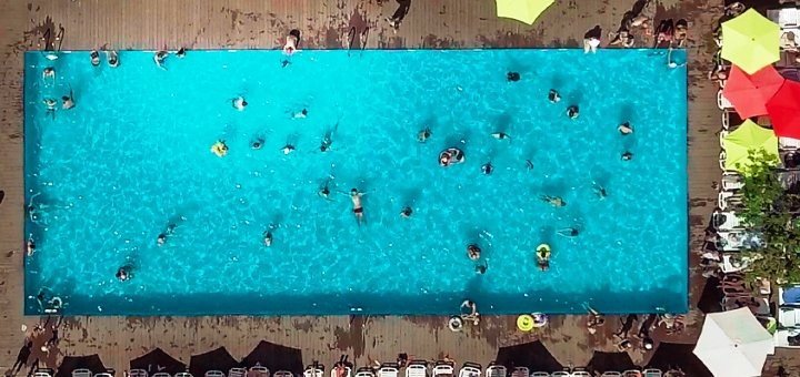 Основной бассейн простирается на целых 25 метров чистой воды, которая так и манит окунуться в знойный летний день