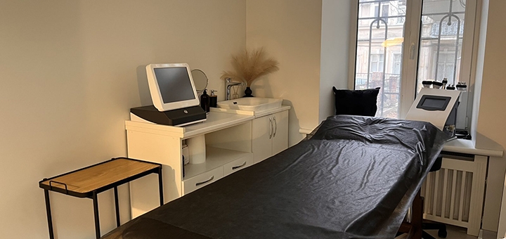 Cabinet of hardware cosmetology. Visit for promotion 3