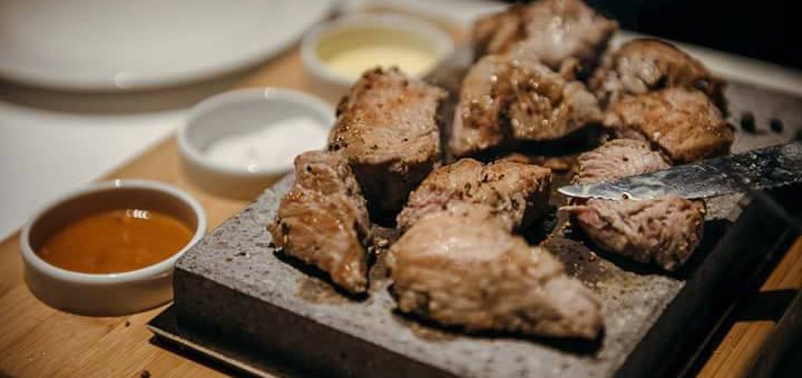 Мясные блюда европейской кухни в ночном баре ресторана The Cult speakeasy во Львове. Заказывайте меню со скидкой.