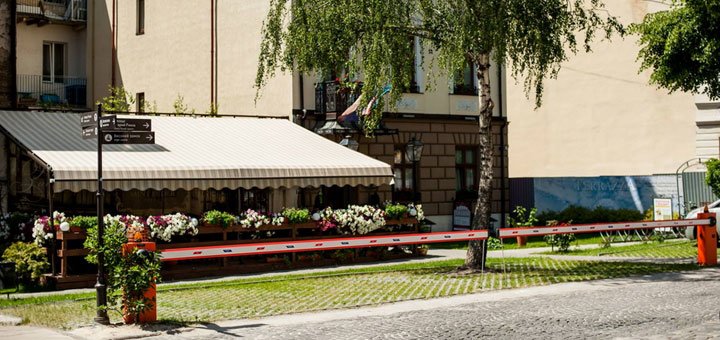 «Фасад готелю« Saint Feder »у Львові. Замовляйте за знижку »