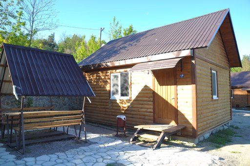 Рибне господарство «Fishing & Park» на Росі Київська область. Бронюйте будиночки для відпочинку зі знижкою.