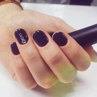 Маникюр шеллак в салоне «Chic Nail Bar» в Киеве. Записывайтесь по скидке.