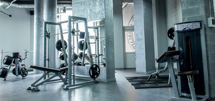 Силові тренування в спортивному клубі gladiator gym