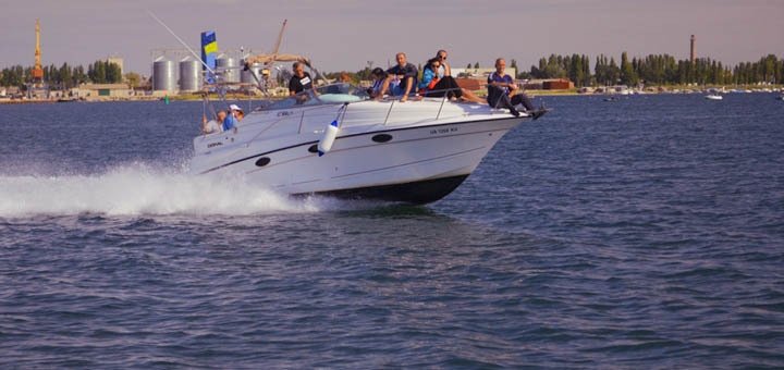 The sea near the hotel complex "Black Sea". Have a rest on the action