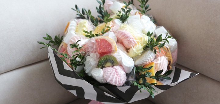 Sweet bouquets "Fruits & Flowers Market" in Dnipro. Order delivery at a discount.
