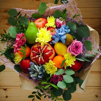 Bouquet workshop "Fruits and Flowers Market" in Dnipro. Order a fruit bouquet for a special offer.