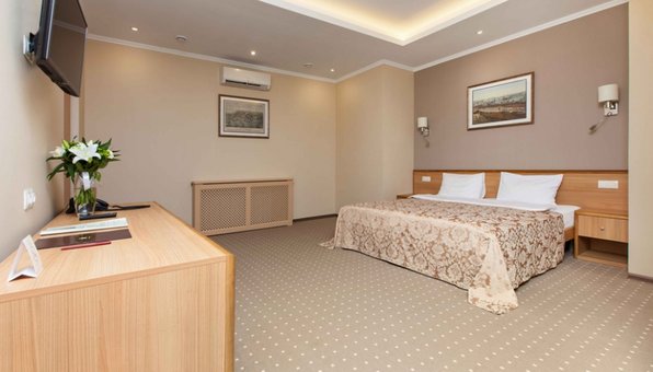 Discounts for holidays at the Alexandrovskiy Hotel 33