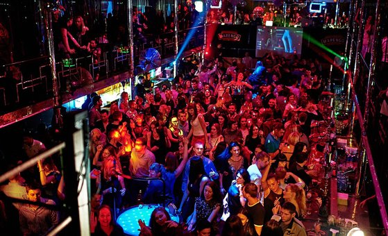Танцпол у нічному клубі «Disco radio hall» у Києві. Вхід зі знижкою
