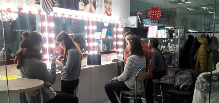 Classes at the school of makeup and hairstyles "Delux" in Odessa. Sign up for a makeup artist course at a discount.