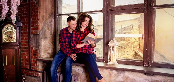 Студийная фотосессия в интерьере студии «Nina & Alex Photography». Заказать фотосессию со скидкой.
